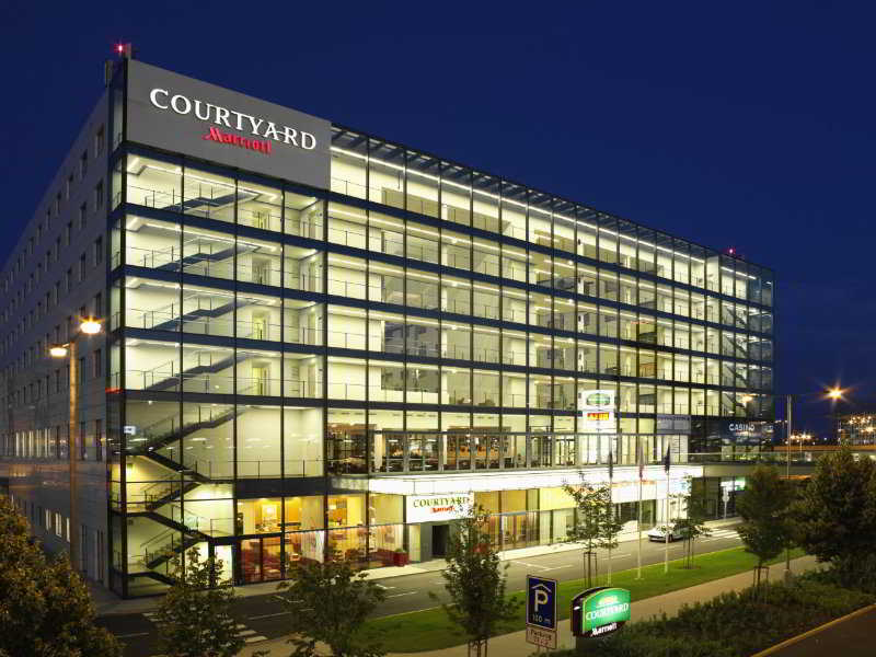 Courtyard By Marriott Airport